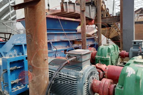 大型液壓對(duì)輥制砂機(jī)西華安裝現(xiàn)場